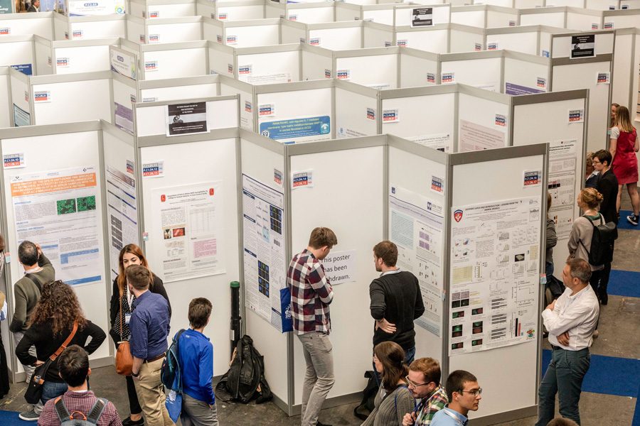 Personen bei Kongress in Halle - Leistungen der WMA GmbH