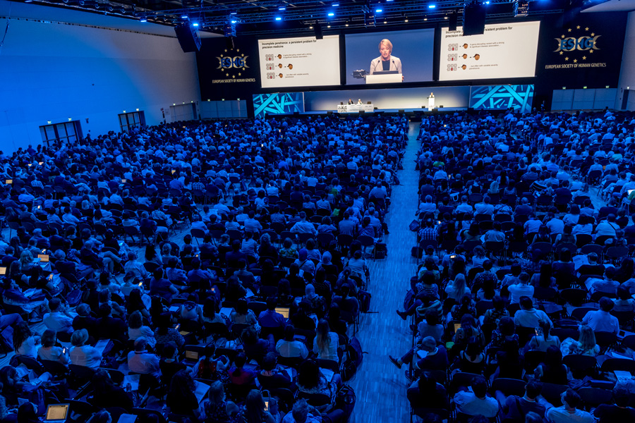 Gefüllte Kongresshalle mit Sprecherin - Leistungen der WMA GmbH