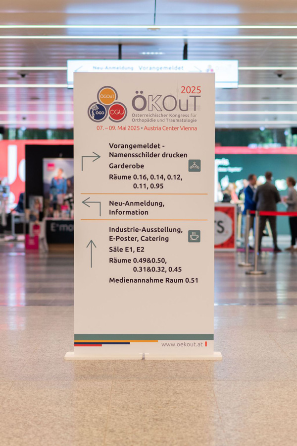 Banner mit Richtungsanweisungen bei Kongress - Leistungen der WMA GmbH