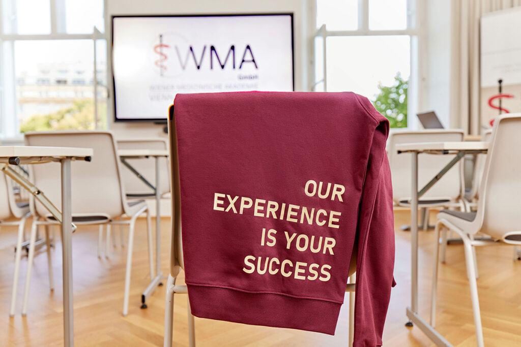 Pullover auf Sessel in Seminarraum