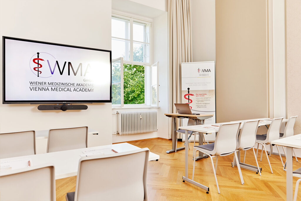 Bildschirm und Banner in hellen Seminarraum