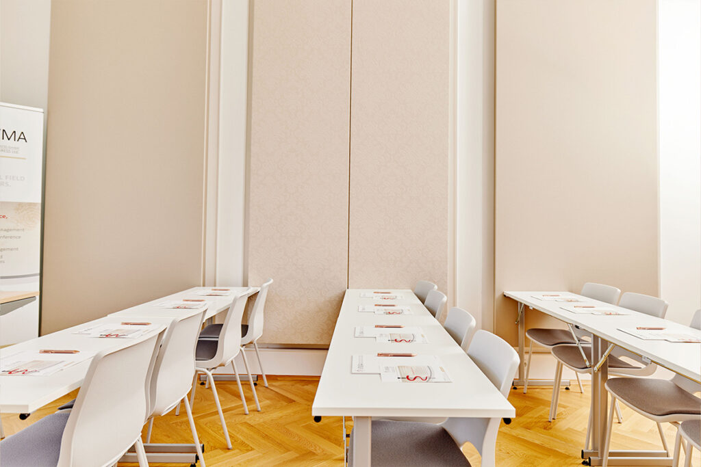 Schöner Seminarraum mit mehreren Sitzplätzen