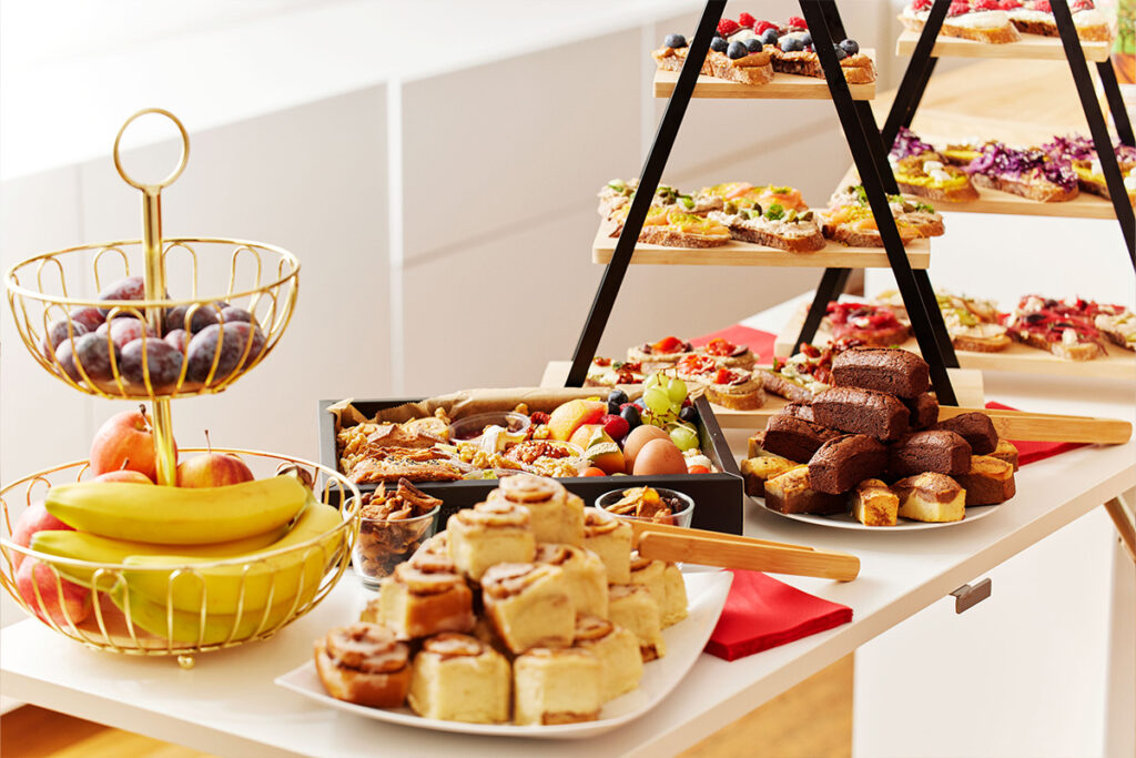 Snacks bei Buffet in Seminarraum
